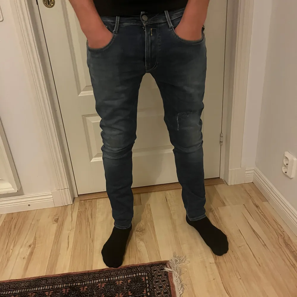 Säljer dessa tvärfeta Replay Anbass jeansen då jag inte andvänder längre. Storlek 31, Hyperflex.. Jeans & Byxor.