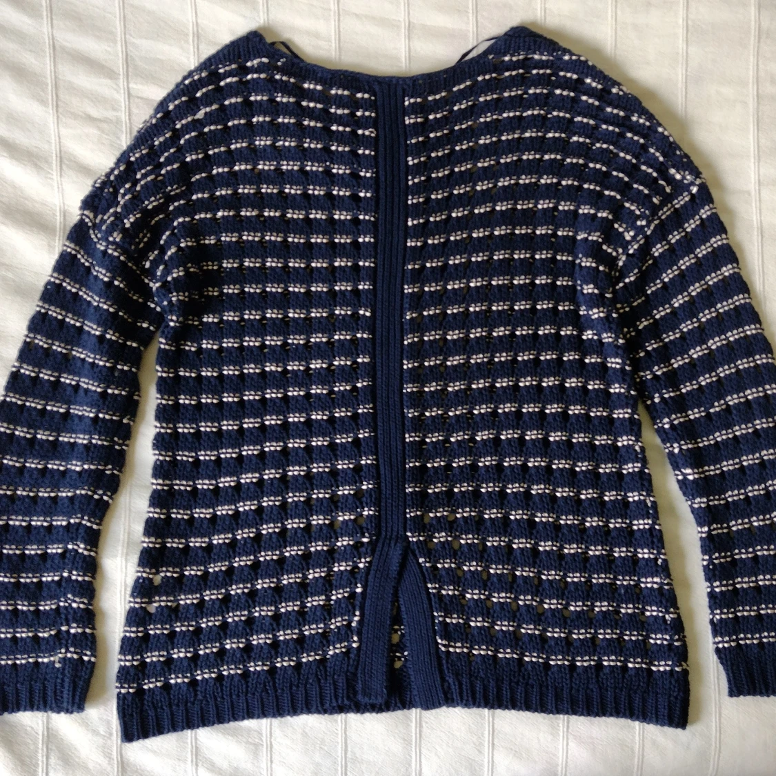 Blå stickad/hålstickad "randig" tröja - storlek 40/42 (XS-L) - 92