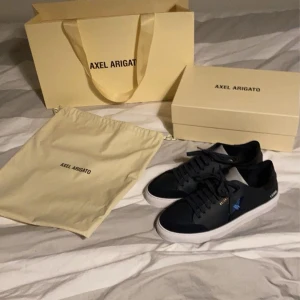 Axel arigato skor - säljer nu mina arigatos då dem aldrig används! Riktigt sjysta o sköna skor som fungerar till alla outfits. Nypris ligger på runt 2600kr. Så om ni letar efter några sköna skor nu till våren/sommaren så har ni hittat rätt! Dunder pris också. Mer bilder kan lösas