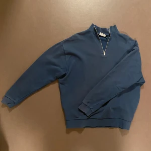 Mörkblå half-zip - Säljer en skön och snygg mörkblå half-zip. Den är oversize i passformen.