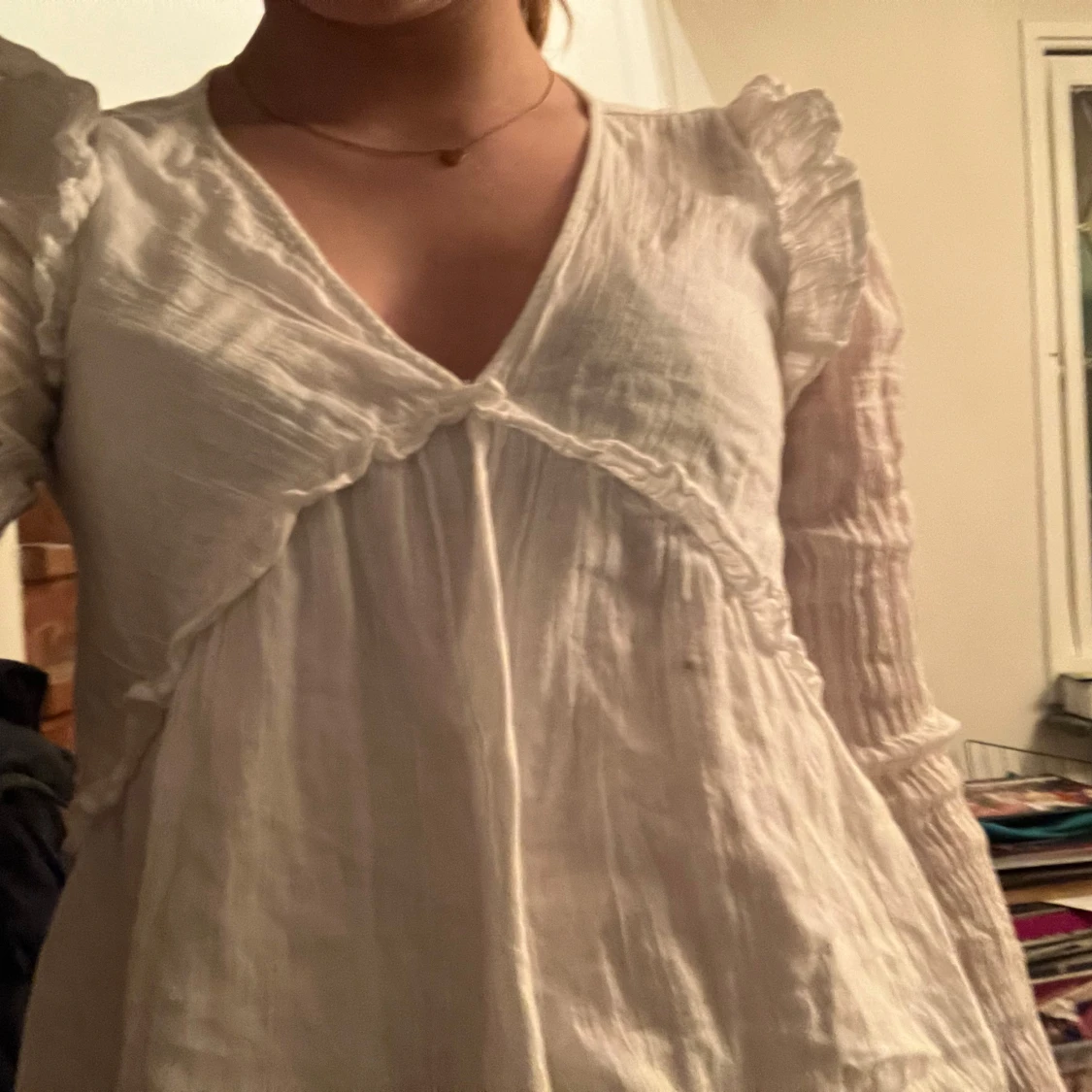 Vit blus med volangdetaljer - 1