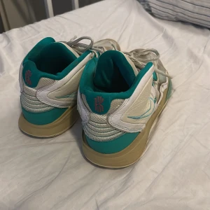 Kyrie 8 - Jättesköna, dock använt de hyfsat mycket! Säljer de för att de inte passar längre!