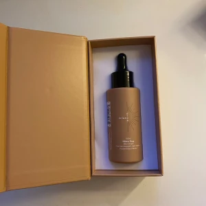 Milano Drop Sun Drops - Trendiga! Milano Drop Sun Drops i en stilren flaska med pipett. En MYCKET populär produkt på bl.a Tiktok!! Innehåller 50 ml och har en smak av vattenmelon. Du blandar 1ml av produkten med 50ml vatten, tycker att den smakar som saft. Perfekt för att bibehålla och återfå färgen igen, kunna BLI BRUN utan att sola!! Köpta på företagets egna hemsida. Helt oöpnad, säljer pga. Köpte en för mycket. Hör av dig vid intresse eller frågor. Pris kan diskuteras vid snabb affär 💞💞