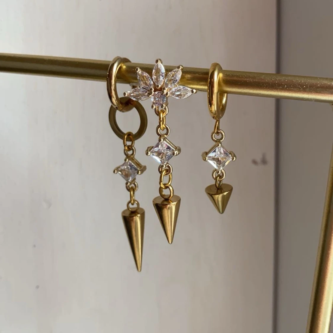 Guldörhängen med kristaller och spetsdetaljer - 2