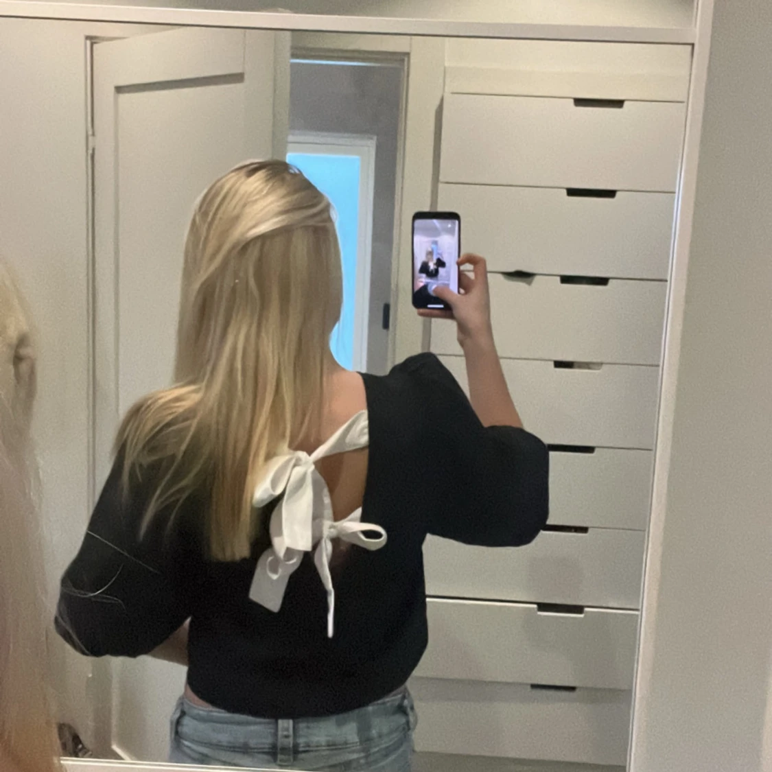 Super snygg volang tröja med rosetter man kan knyta i ryggen💗 - 1