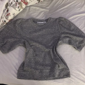 Grå tröja från 157 - Säljer en stilren grå tröja från 157. Tröjan har trekvartsärmar och en bekväm passform. Perfekt för en avslappnad look. Hör av dig vid intresse!