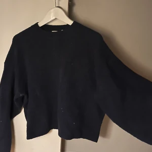 Svart stickad tröja - Säljer en stilren marinblå stickad tröja med långa ärmar. Perfekt för kyligare dagar och enkel att matcha med olika outfits.