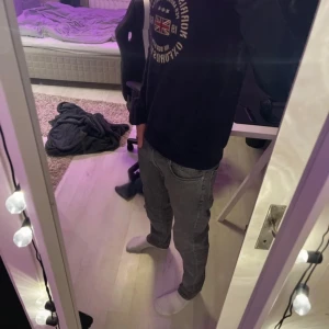 Grå jeans - Jeans från Cubus i storlek 33/32 men sitter som 32/32. Nypris 899kr mitt pris 289kr!!!  Skriv vid funderingar och PRISFÖRSLAG!🤝