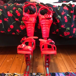 Röda Skyrunner känguruskor - Säljer ett par röda Skyrunner känguruskor, perfekta för att hoppa och springa med extra studs. De har justerbara remmar och en robust metallram för stabilitet. Perfekt för den som vill ha en unik träningsupplevelse, eller bara ha kul.