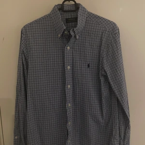 Skjorta från Polo Ralph Lauren - Skjorta i strl s, inga defekter, i mycket bra skick. Köpt för 1 499kr