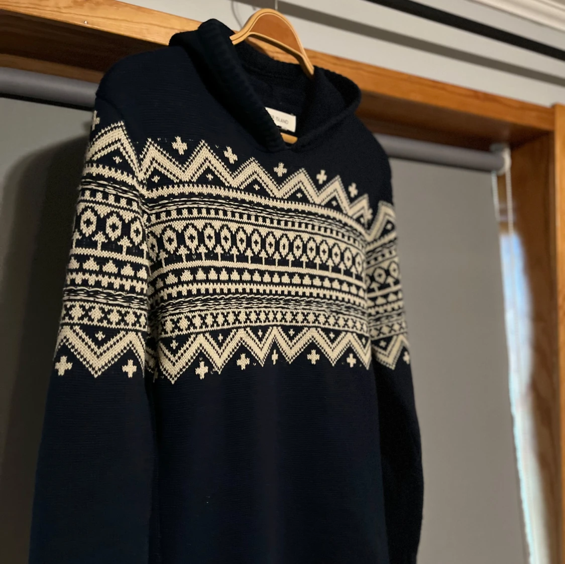 Mönstrad mörkblå stickad hoodie - 1