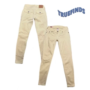 True religion jeans beige - Midjemått:33 Yterbenslängd:94 Innerbenslängd:74 Benöppning:12 Gren höjd:18 Storlek:25 ( i cm ) Kan ha fläckar  Priser kan diskuteras‼️