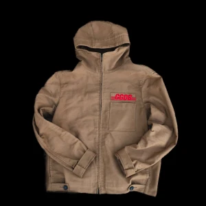 Rare Beige jacka från Golden Goose - TAR ÄVEN BYTEN❗️Säljer en snygg beige jacka från Golden Goose Deluxe Brand med huva och dragkedja. Jackan har en cool GGDB-logga i rött på bröstet, finns inte många på jorden, därför har den högt pris