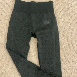 Grå/gröna tights från ICIW - Mid waist nästan low waist träningstights från i can i will. Dem är grå/gröna. (Sista bilden visar färgen exakt som i verkligheten)💞dem är även väldigt stretchiga så passar xs-m