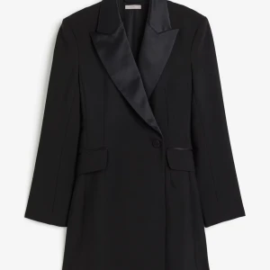 Kavaj klänning  - Helt ny kavaj klänning endast testad i butik, slutsåld. Säljer pga aldrig kommit till användning, 549kr ny, skriv för mer bilder:) storlek 40 men sitter som 38 enligt mig