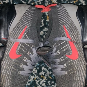 Nike vapor max - Snygga Nike Flyknit sneakers i grått med röda detaljer. Skorna har en stickad ovandel för en bekväm passform och grå snörning. Perfekta för både träning och vardag. den är väldigt fin och färgen finns inte längre 