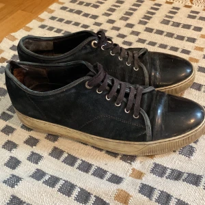 Lanvin Skor - Ett par snygga svarta Lanvins i storlek 43 (10). De har använts en hel del och är rätt så beat men ändå klarat sig helt okej. Pris kan diskuteras. Hör av dig om du har frågor!