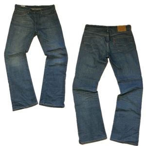 Levis Bootcut Jeans - Riktigt snygga Levis 527 med bootcut med måtten W32 L32; Benöppning 23cm; Knä 21cm. Skick Så gott som nya förutom en mörkare fläck längst ner på höger ben (se bild). 