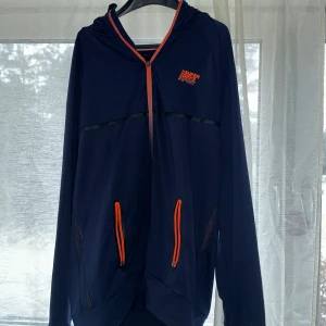 Jacka - Superdry jacka, i bra skick ända täcken på användning är etiketten från när den har blivit tvättad!🤍