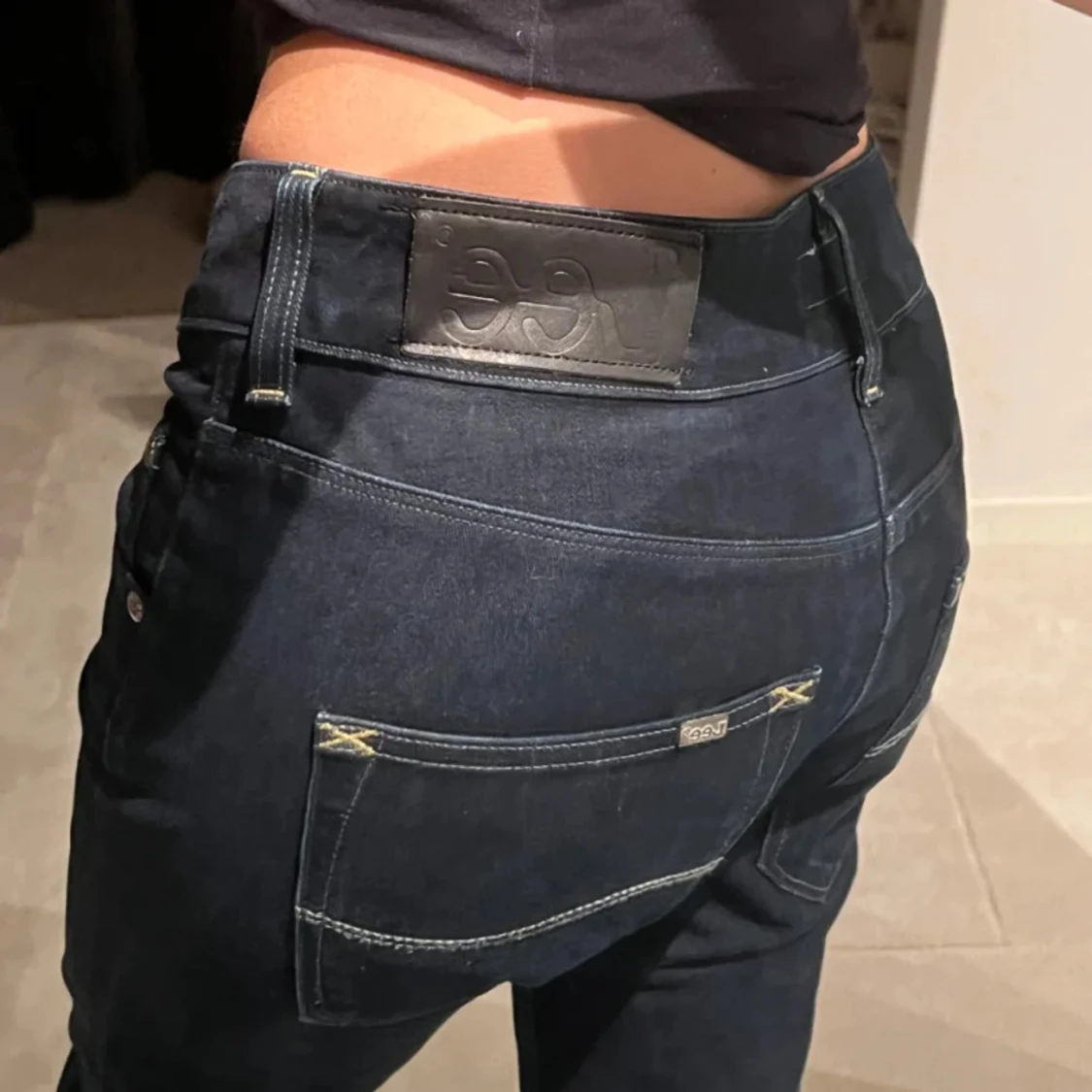 Mörkblåa lee jeans - 2