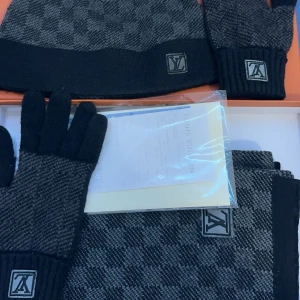 Svarta Louis Vuitton handskar,mössa och halsduk - Jätte bra kvalité och är it används länge i en handske finns ett litet hål