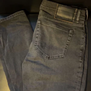 Svarta jeans från Acne Studios - Snygga svarta jeans från Acne studios storlek 29/30 men passar 30/30. Kom privat vid funderingar!😀 (slimfit)