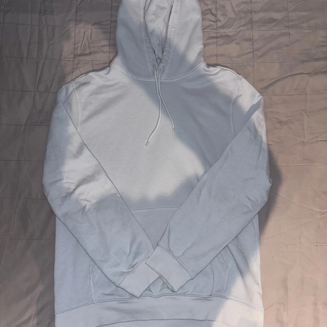 Ljusblå hoodie med ficka