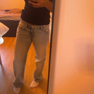 Ljusblå jeans från Weekday - Använda ett fåtal gånger! Storlek 26/30