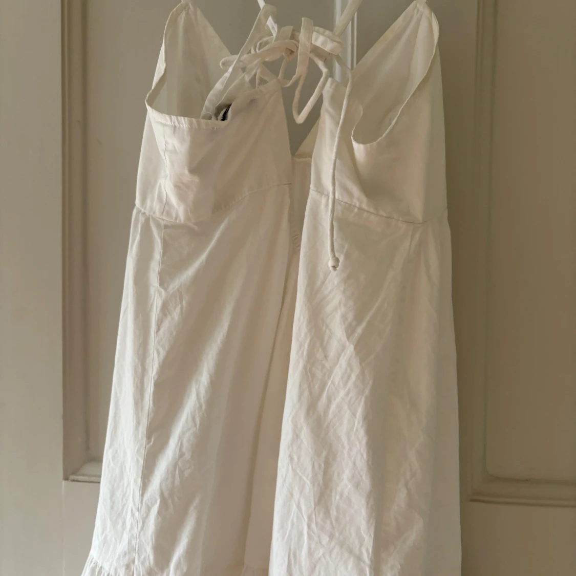 Vit sommarklänning med knytband - 1