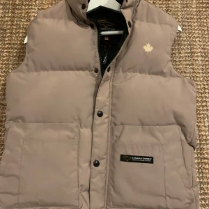 Beige canada goose väst - Säljer en beige väst från Canada Goose. Helt okej skick. En fin väst perfekt för kyliga dagar. Pris kan diskuteras.