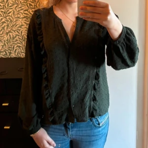 Snygg Zara blus - Skitsnygg Zara blus men finaste färgen 