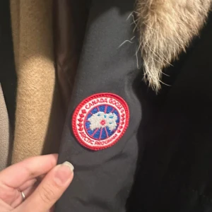 Canada Goose jacka - Äkta canada goose rossclair parka. Sparsamt använd så i väldigt fint skick. Nypris runt 10k. Kan gå ner i pris vid snabb affär. 