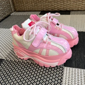 Rosa och vita sneakers med platåsula - Säljer ett par rosa och vita sneakers från C&UG med platåsula. Skorna har både snörning och kardborreband för extra säker passform. Drömskor men för små för mig🍭. OBS! Det står storlek 38 på dem men är små och passar snarare 36-37. 