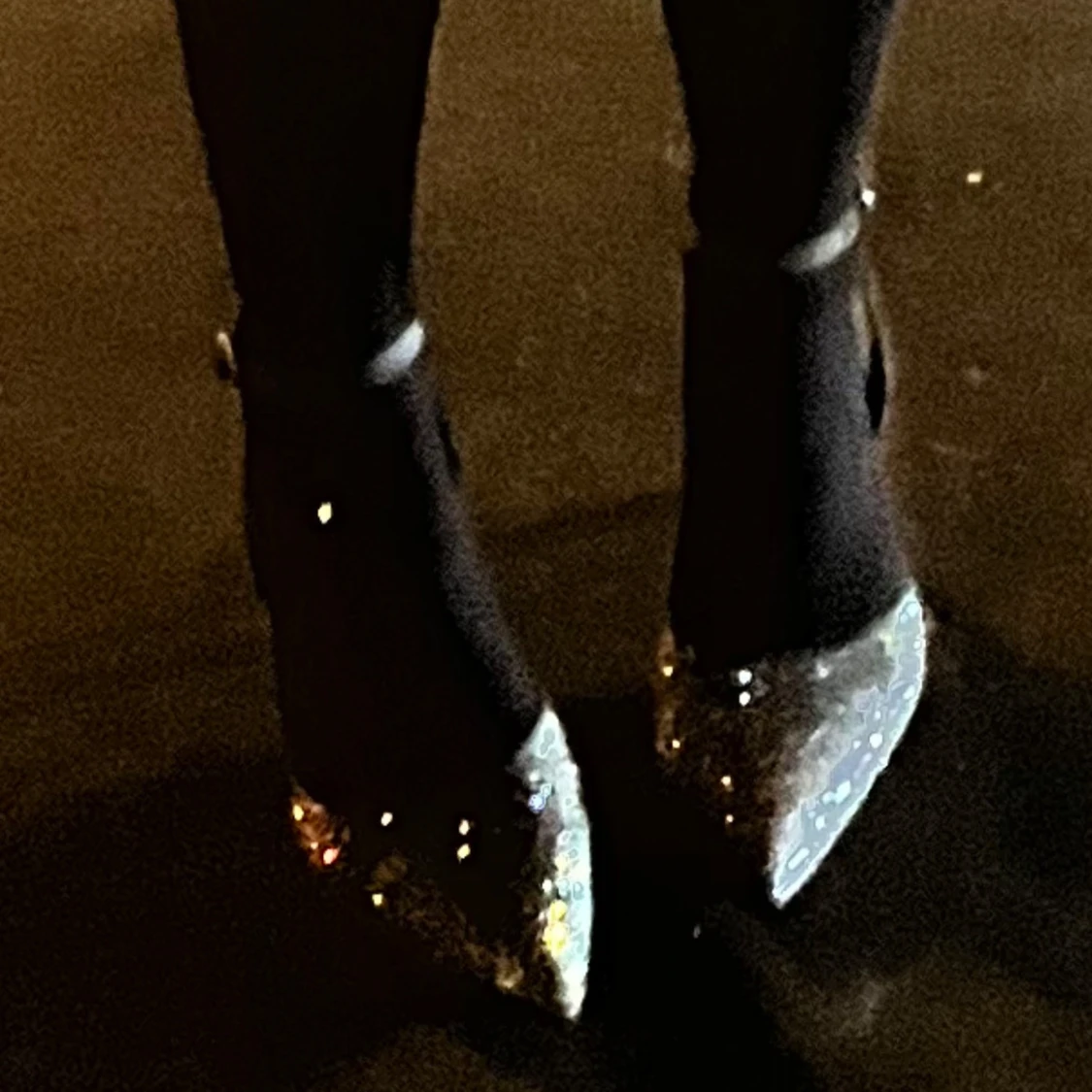 Svarta-grå glittriga pumps med spetsig tå - 1