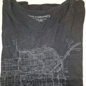 Svart t-shirt med San Francisco-karta - Cool svart t-shirt från Dept of Graphics med en detaljerad karta över San Francisco tryckt på framsidan. Perfekt för dig som älskar staden eller bara vill ha en unik look. Garderobsrensning så kika gärna på övriga auktioner.