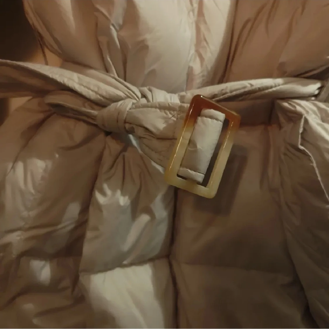  Beige dunjacka med pälsdetaljer från Fur Stockholm - 3