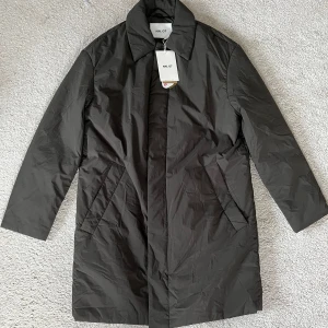 Grön rock från NN.07 - Snygg tunn grön rock från NN.07 med stilren design, perfekt för våren! Lappen är kvar och den är helt oanvänd. Pris kan diskuteras!