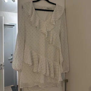 Vit klänning med volanger från nelly  - Säljer denna söta volangklänning från Nelly i storlek 36.💕