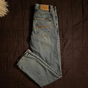 Nudie jeans - Säljer ett par feta nudie jeans i storlek 30/32. Säljer de på grund av att de aldrig kommer till användning. Modell Gritty Jackson.