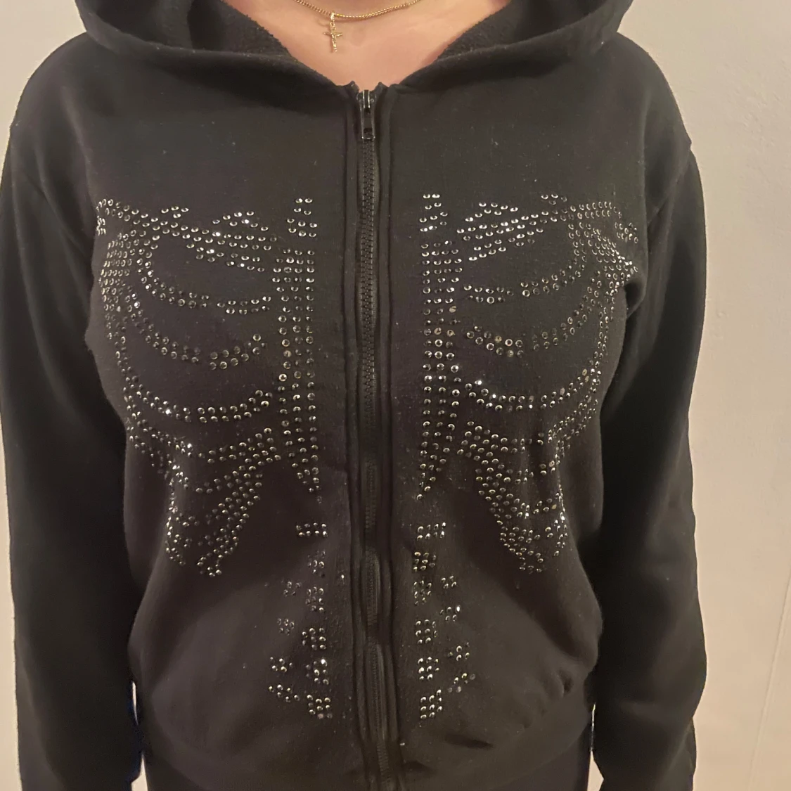 Svart hoodie med paljettdetaljer - 2