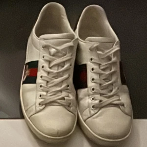 Vita gucci aces  - Snygga vita sneakers skick 7/10, kommer med box 