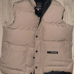 Canada Goose Väst  - Canada Goose Väst Beige                       Storlek: Medium           Cond: Väldigt bra skick, som ny.    För mer information så är det bara att skriva till mig.           