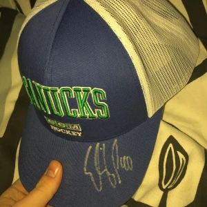 Vancouver canucks keps - Säljer en Vancouver Canucks keps med Elias Petterssons autograf, aldrig använd! pris kan diskuteras 