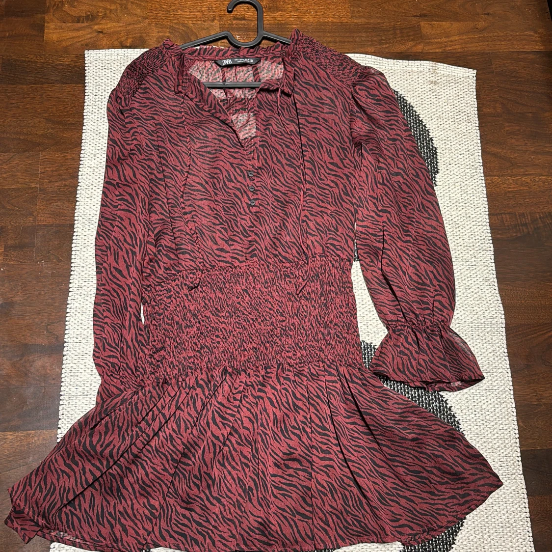 Röd och svart mönstrad klänning - 1