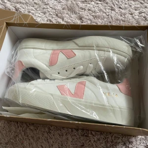 helt nya skor från veja med rosa detaljer  - Strl 38 aldrig använts , skickar gärna  även lådan om du vill ha den😁.                           Skickar samma dag du köper!