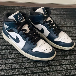Nike Air Jordan sneakers i blått och vitt - Snygga Nike Air sneakers i en stilren kombination av blått och vitt. Skorna har klassisk snörning och en högre siluett som ger extra stöd. Perfekta för en sportig look. Storlek UK 6 vilket motsvarar storlek 40. Skick: 8,5/10. Priset går att diskutera!