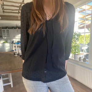 Svart blus - Snygg blus ifrån ellos som är i jätte bra skick❤️