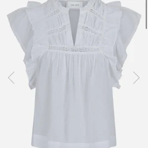 NEO NOIR BLUS - Säljer min Neo Noir blus då den inte kommer till användning längre, perfekt till vardags men även festligare tillfällen 💗 blusen passar mig som är en S/M. Nypris 599kr 