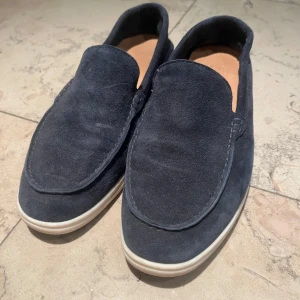 Mörkblå mockaloafers - Snygga mörkblå loafers i mocka, sälj för sjukt bra pris. Knappt använda! Säkra ett par sjysta loafers inför sommaren eller vintern! Dustbags ingår 