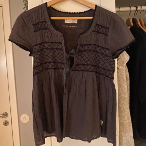 Grå blus från oddmolly -  grå blus från Odd Molly med korta ärmar. Blusen har bra skick men kommer tyvärr inte till användning. Använd fåtalgånger, hör av er vid fler bilder eller frågor!🥰